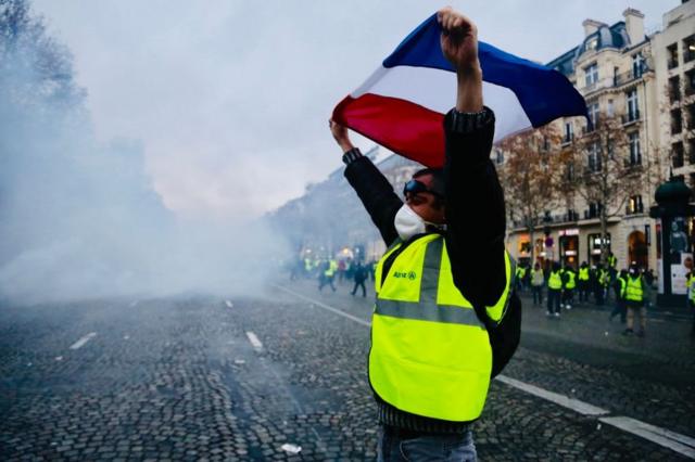 2018年12月8日，"黄背心"示威者在巴黎香榭丽舍大街和巴士底广场抗议。