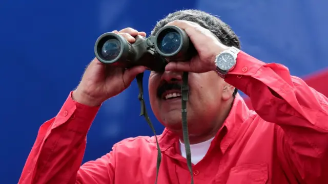 Devlet Başkanı Maduro, dün katıldığı mitingde kalabalığı izliyor.