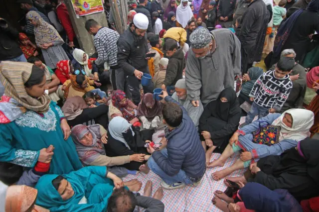در کشمیر، شهروندان به شکل سنتی همزمان با جشن نوروز، زالو درمانی می‌کنند. تصویر از شهر سرینگر در بخشی از کشمیر که در کنترل هندوستان است 