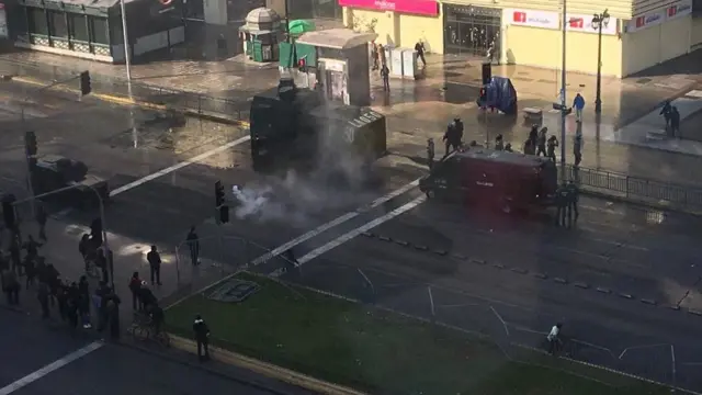 الشرطة تواجه الطلاب