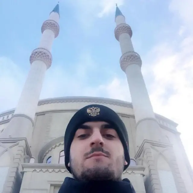 Gadji Omarov di depan masjid di Dagestan.
