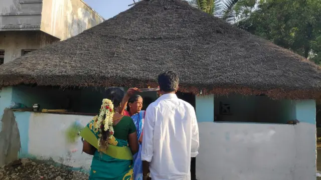 அம்மாவுக்கு மறுமணம் செய்து வைத்த மகன்கள்