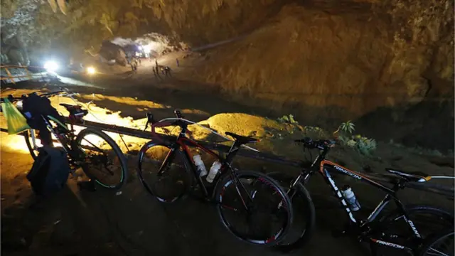 గుహ వద్ద సైకిళ్లు
