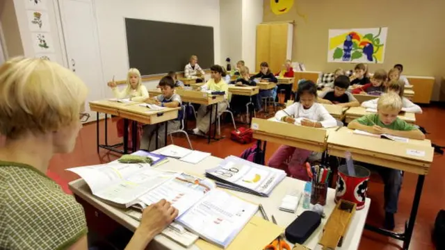 เด็กกำลังฟังครูสอน