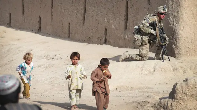 અફઘાન બાળકો અને અમેરિકન સૈનિક