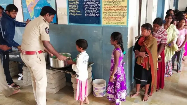 కడపలో సహాయక కేంద్రాల్లో ఆహార పంపిణీ