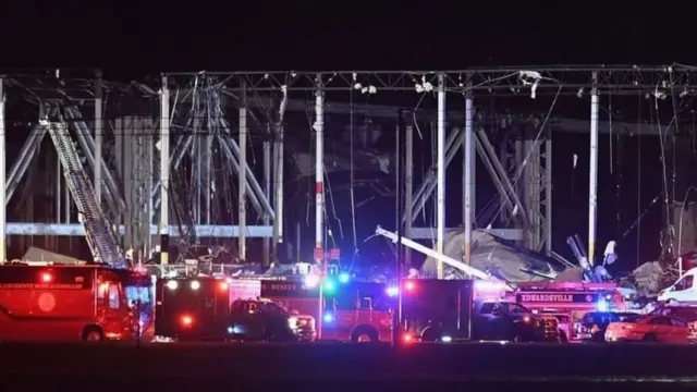 Так виглядає склад Amazon в Іллінойсі після руйнування даху