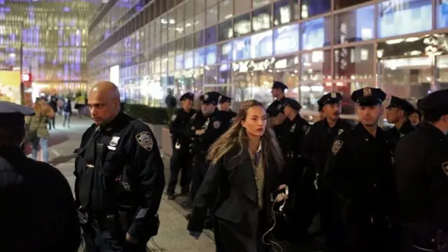 Policías en Greenwich St. y Murray St