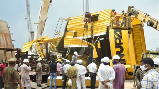 విశాఖలో కుప్పకూలిన క్రేన్