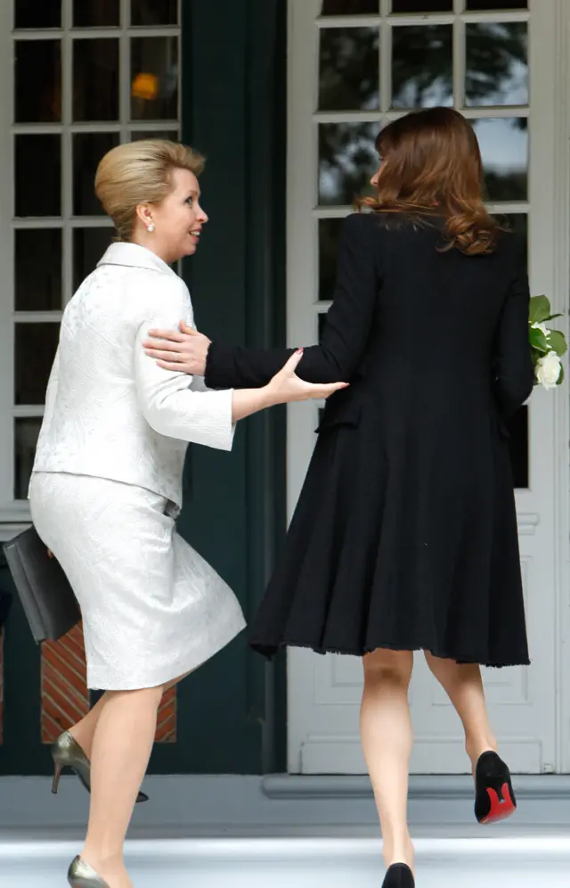 Светлана Медведева и Карла Бруни на маленьких шпильках