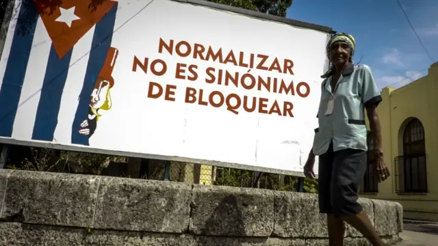 "Normalizar no es sinónimo de bloquear", dice un cartel en Cuba.