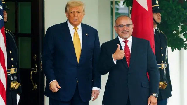 الرئيس الأمريكي دونالد ترامب (يسار) يستقبل رئيس وزراء البحرين وولي العهد الشيخ سلمان بن حمد آل خليفة في البيت الأبيض في 16 يوليو 2025.