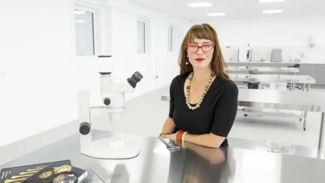 Dr Ališa Vinburn, koordinatorka forenzičke laboratorije koja analizira ostatke
