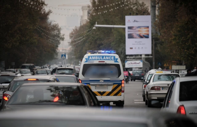 آمبولانسی در خیابانی شلوغ