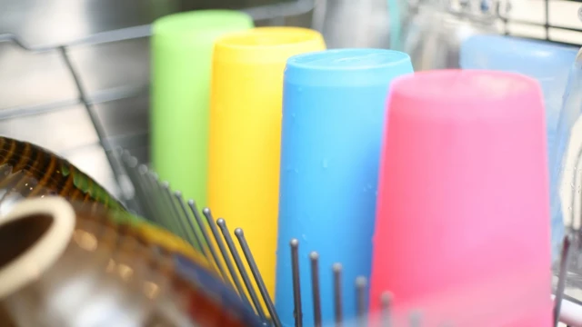 پلاستیکهایی که با منبع روغنی دارند بیشتر از فلز و سرامیک آب را از خود دفع میکنند و به همین دلیل آب در سطح آنها به شکل قطرههای لوبیا مانند جمع میشود. این قطره با سرعت کمتری تبخیر میشوند