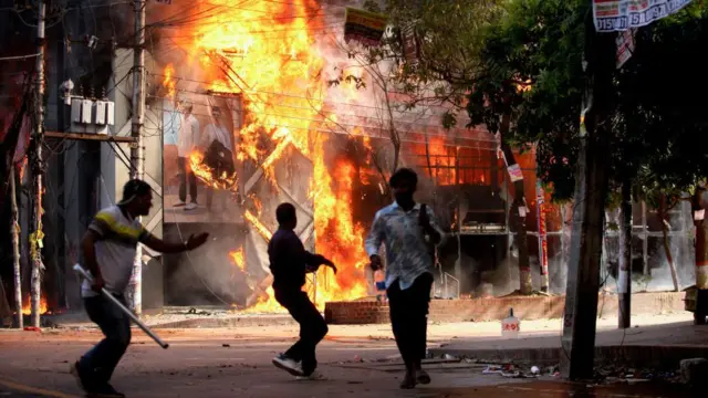  A garment store is reportedly set ablaze in Dhaka on August 4, 2024