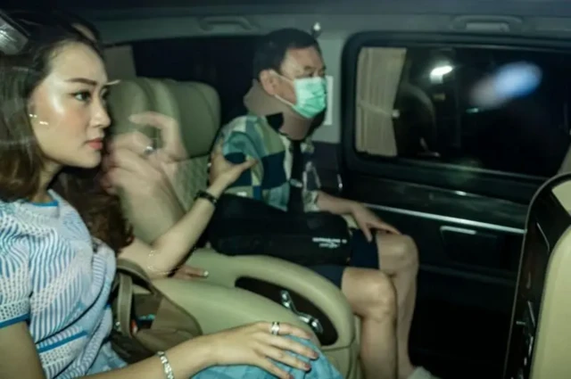 แพทองธารรับบิดาออกจาก รพ.ตำรวจ กลับไปพักที่บ้านจันทร์ส่องหล้า หลังได้รับการพักโทษเป็นกรณีพิเศษ เนื่องจากเข้าเกณฑ์ผู้ต้องขังสูงวัยและเจ็บป่วยเรื้อรัง หลังถูกคุมขังเป็นเวลา 180 วัน เมื่อ 18 ก.พ. 2567