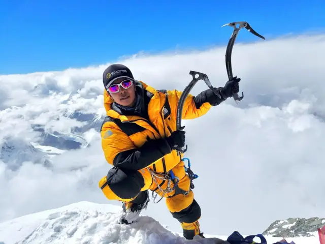 दुवै हातमा आइसपिक लिएका र पहेँलो आरोही पोसाकमा लाक्पा शेर्पा