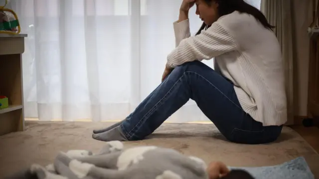 'தனியறையில் உடைந்து அழுதிருக்கிறேன்' - குழந்தை வளர்ப்பில் இளம் தாய்மார்களை வாட்டும் குற்ற உணர்ச்சி