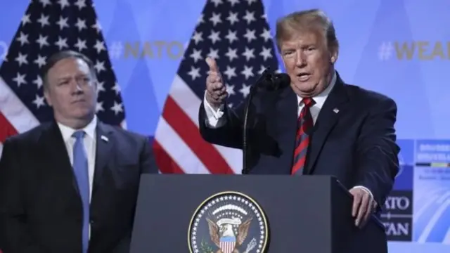 دونالد ترامپ در کنار وزیر خارجه‌اش پس از اجلاس ناتو در بلژیک