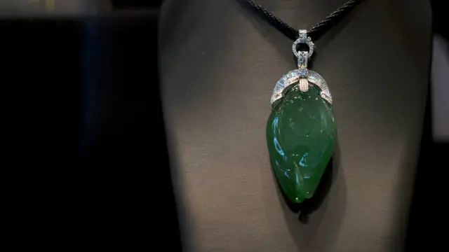 ජේඩ් මැණිකක් සහිත පෙන්ඩනයක්