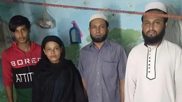 নুরুল আমিনের দুই ভাই কায়রুল (একেবারে ডানদিকে) ও সৈদুল (একেবারে বামদিকে) এবং তাদের বাবা-মাকে (মাঝখানে) মিয়ানমারে ফেরত পাঠানর অভিযোগ উঠেছে।