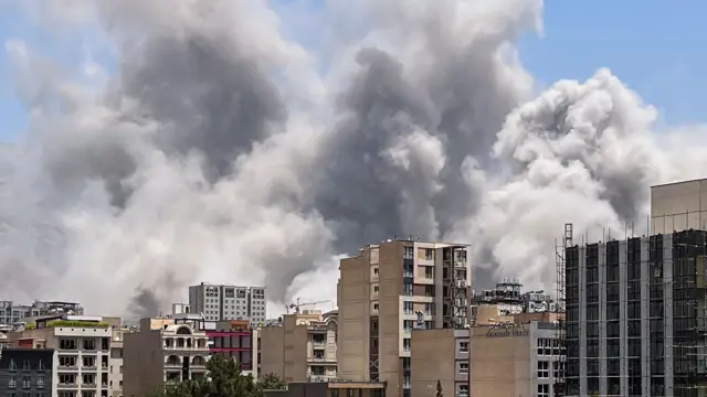 23 Haziran 2025'te İsrail tarafından hedef alınan, İran'ın başkenti Tahran'ın kuzeyindeki, İran Devrim Muhafızları'nın karargahı olduğu iddia edilen bir binadan dumanlar yükseliyor.