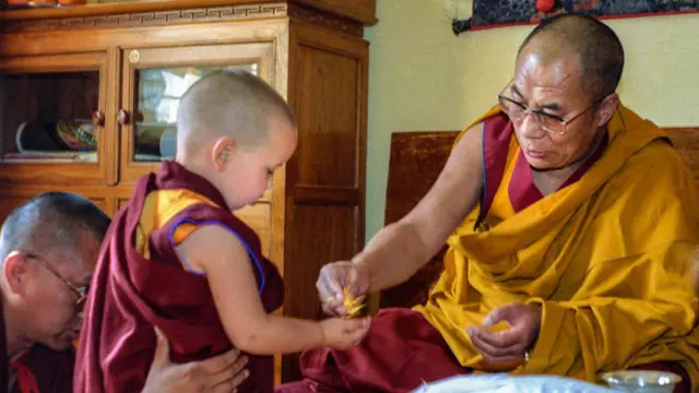 Osel Hita Torres, quando criança, ao lado do Dalai Lama.