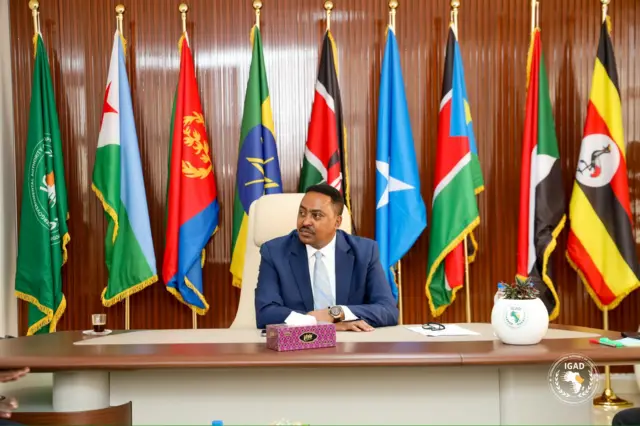 ብባንዴራታት ኣባል ሃገራት ኢጋድ ዝተዓጀበ ዶ/ር ወርቅነህ ኣብ ቤት ጽሕፈቱ