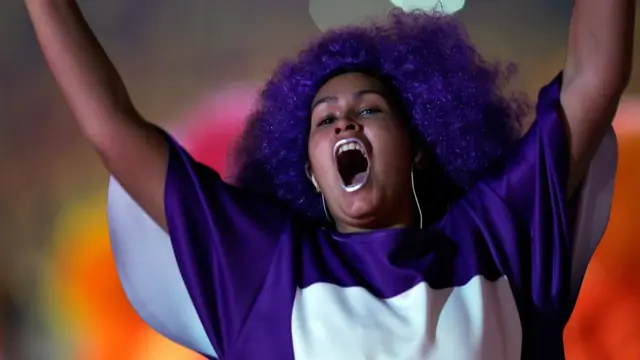 Gösteride yer alanlar, Brezilya'daki zengin kültür ve müzik geleneklerini anlatılırken canlı ve farklı renkler kullandı.