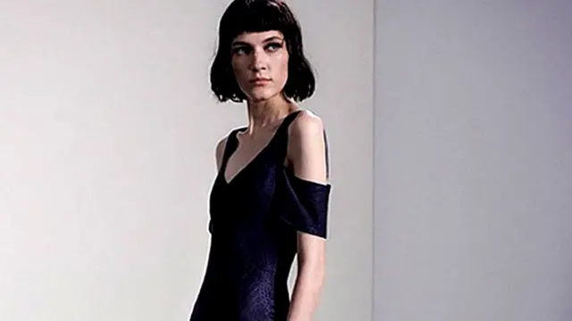 Maduka ya Selfridges, yanasema kuwa hakusimama ipasavyo ili kuficha uwembamba alio nao.