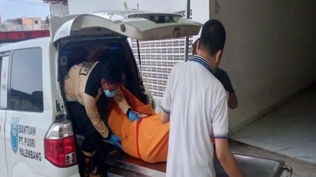 Jenazah AA dibawa ke RS Bhayangkara Palembang, Minggu (1/9/2024).