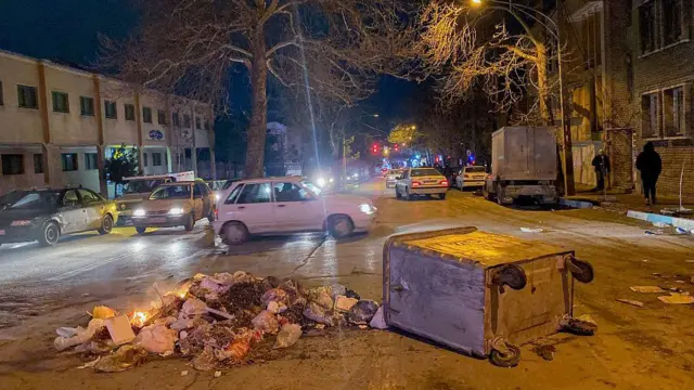 प्रदर्शन के बाद की तस्वीर