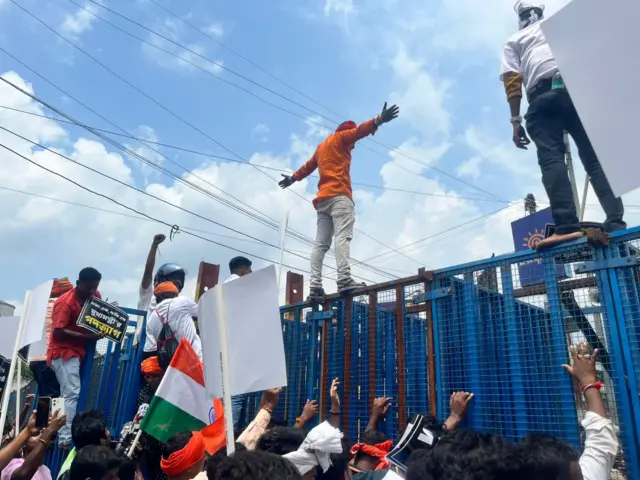 ব্যারিকেড টপকে যাওয়ার চেষ্টা করেন কর্মসূচিতে সামিলদের একাংশ