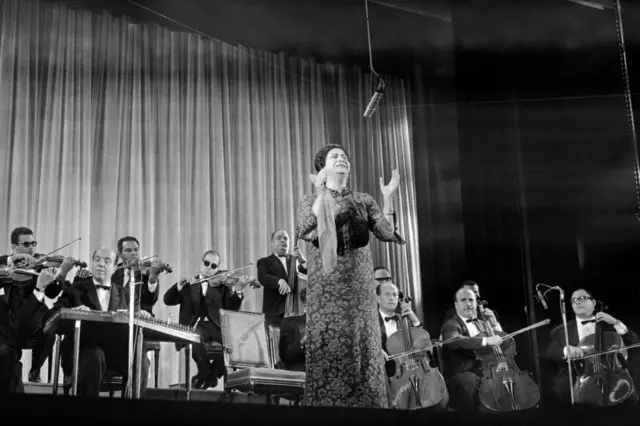 المغنية المصرية أم كلثوم تُحيي حفلاً على مسرح أولمبيا في باريس في 16 نوفمبر 1967. رحلت أم كلثوم في فبراير 1975