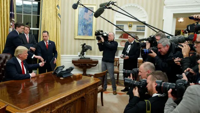 Trump en su escritorio en la Casa Blanca