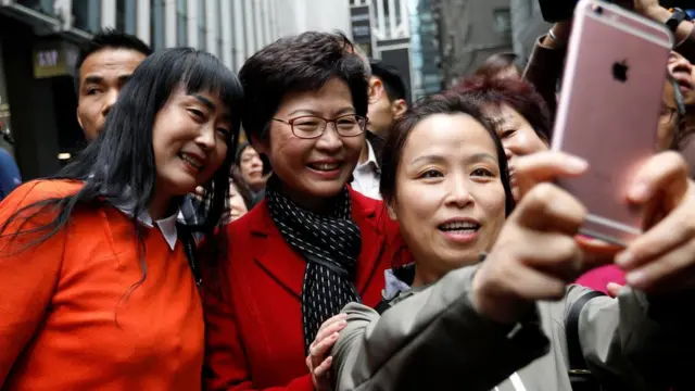 林鄭月娥（中）與市民自拍合照（27/3/2017）