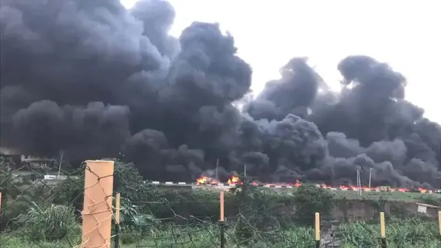 Eefin awọn eeyan ati ọkọ to n jona