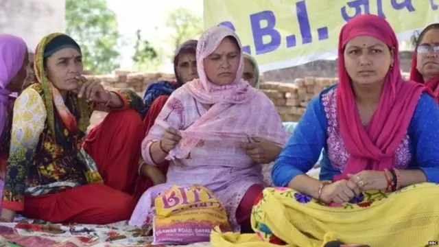 काश्मीरमध्ये उपोषण करणाऱ्या महिला