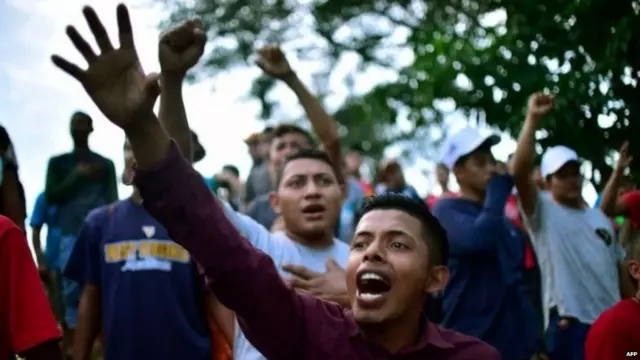 मेक्सिकोच्या सीमेवर उतरलेले होंडुरासचे नागरिक