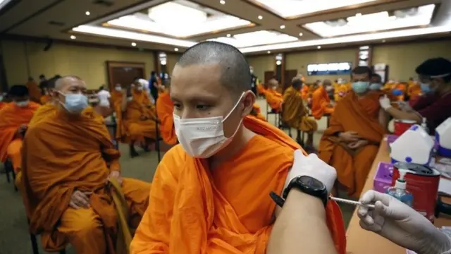 "เราจะไม่รอให้คนวัยใดวัยหนึ่ง กลุ่มใดกลุ่มหนึ่ง ได้รับวัคซีนจนครบก่อน" นายกรัฐมนตรีกล่าว