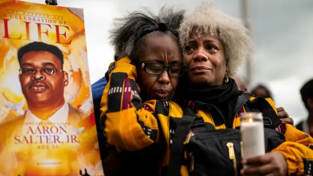 حضرت جانات إنغرام وكاريول هورن، وكلاهما من بوفالو، وقفة احتجاجية في الشارع من سوق توب فريندلي في جيفرسون أفينيو وشارع رايلي يوم الثلاثاء 17 مايو/أيار 2022 في بوفالو، نيويورك