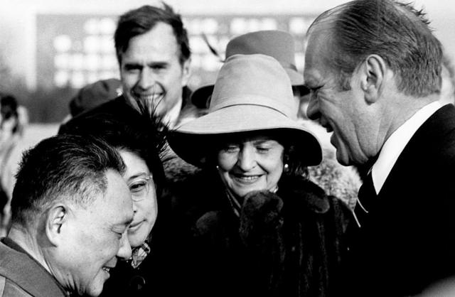 1975年，布什夫妇与福特总统在北京与邓小平见面。