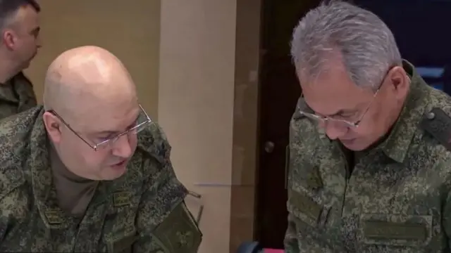 الجنرال سيرغي سوروفيكين، قائد القوات الروسية في أوكرانيا مع وزير الدفاع