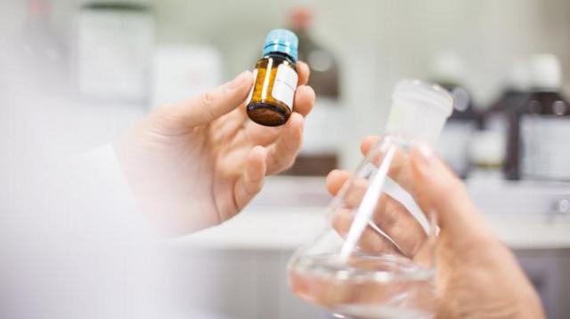 Pessoa segurando remédio homeopático e frascojogos cefvidro