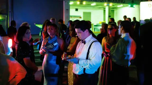 እንግዶች አዳራሹን ለቅቀው ከወጡ በኋላ የእራት ግብዣው ይቀጥላል ተብሎ የነበረ በመሆኑ ግራ በመጋባት ደጅ ቆመው ታይተዋል