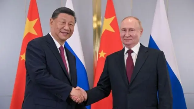 Xi Jinping e Vladimir Putinbetfair trader esportivomãos dadas