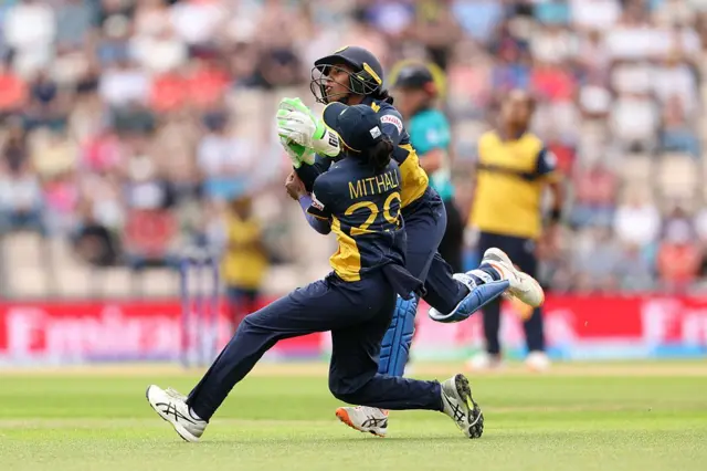නවසීලන්තය සහ ශ්‍රී ලංකාව අතර පැවති ICC කාන්තා T20 ලෝක කුසලාන තරඟයේදී ශ්‍රී ලංකාවේ කෞෂිනි නුත්‍යාංගනා උඩපන්දුවක් ලබා ගත් අයුරු.
