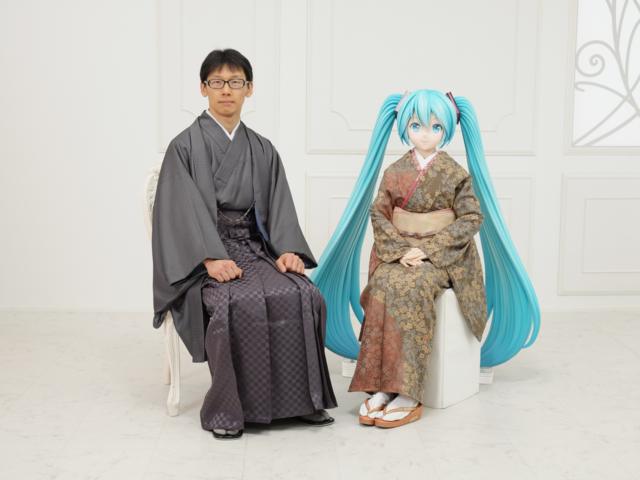 Akihiko y una muñeca de tamaño real de Miku