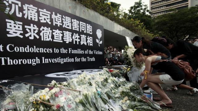 Protestors place flowers outside Hong Kong"s Legislative Council during a protest to express their grief and anger towards Manila"s hostage tragedy August 29, 2010. Eight Hong Kong tourists and the gunman died in Monday"s hijack and failed rescue which has been heavily criticised, particularly in Hong Kong and China, with Philippine President Benigno Aquino seen to have badly mishandled his first major test.